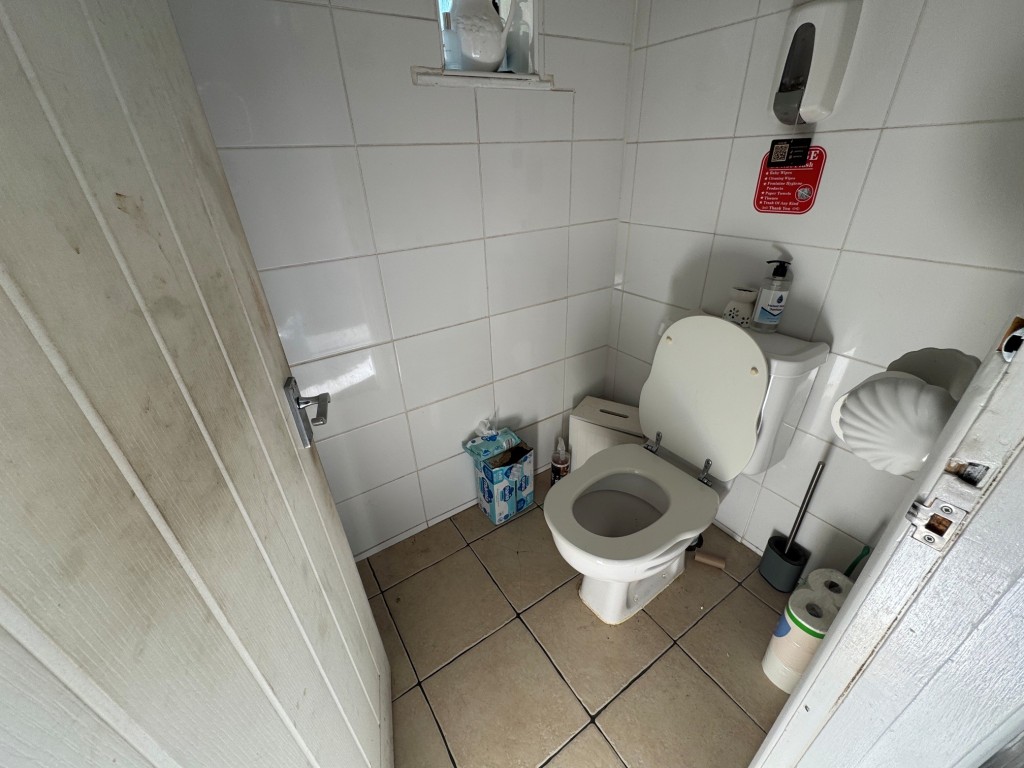 Lot: 140 - THREE-BEDROOM SEMI-DETACHED HOUSE - RESIDENTIAL INVESTMENT - Cloakroom